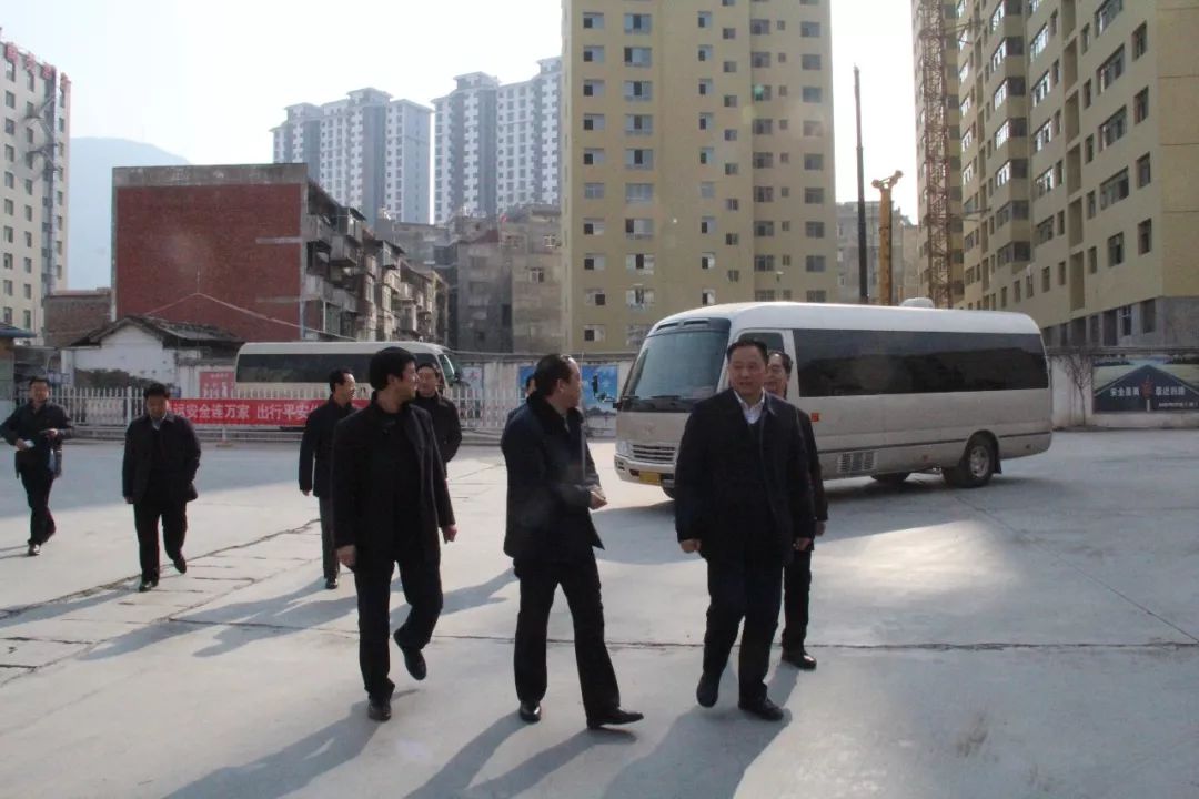 隴南市委常委、常務(wù)副市長張慶宏、副市長徐世林、市人大副主任陳榮等一行深入隴運集團公司武都汽車站開展春節(jié)前走訪慰問活動