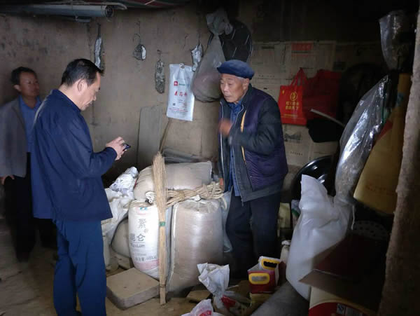 隴運(yùn)集團(tuán)公司黨委書記、董事長李寅祥同志深入琵琶鎮(zhèn)寧強(qiáng)村開展幫扶工作