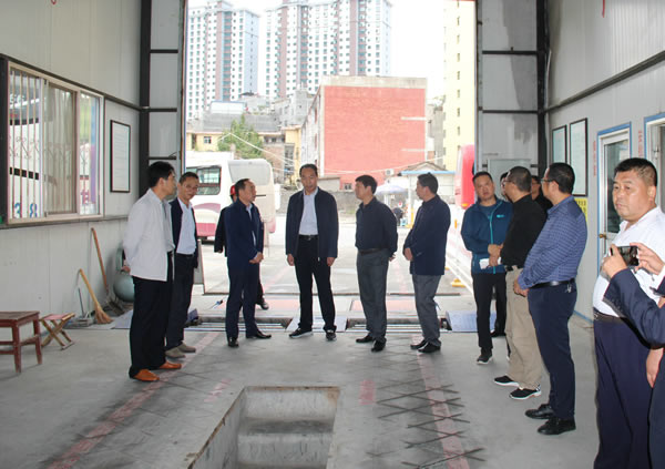 市安委辦主任、安監(jiān)局局長(zhǎng)李永宏一行到隴運(yùn)集團(tuán)公司檢查指導(dǎo)工作