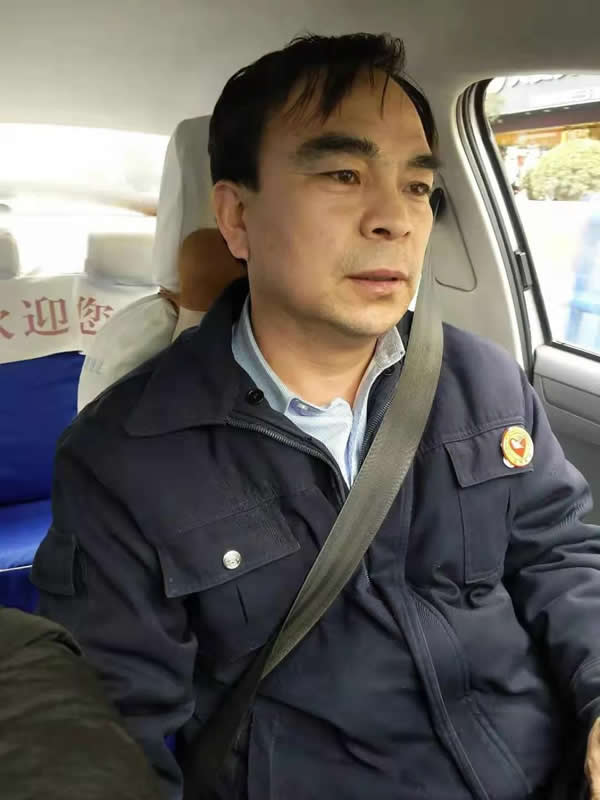 【拾金不昧】為隴運(yùn)集團(tuán)潤祥出租車公司駕駛員“王劉德”點(diǎn)贊！！