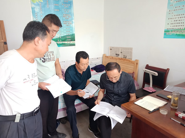 隴運集團公司黨委書記、董事長李寅祥深入琵琶鎮(zhèn)寧強村檢查指導(dǎo)幫扶工作