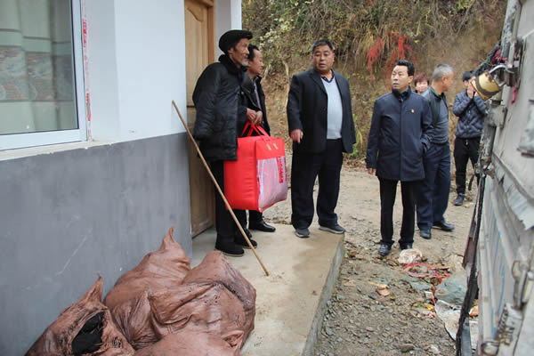 隴運(yùn)集團(tuán)公司開(kāi)展“解難題、辦實(shí)事、送溫暖”主題黨日活動(dòng)