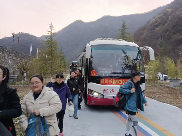 隴南市隴運(yùn)集團(tuán)文縣客運(yùn)公司、公交公司圓滿(mǎn)完成“春韻文州·白馬盛典2026文縣白馬山寨跑山賽”運(yùn)輸保障任務(wù)